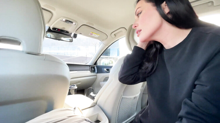 Пассажирка сосет хуй с проглотом спермы на заднем сидении машины