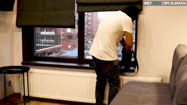 Грабитель дрочит на спящую жену и потом грубо трахает ее