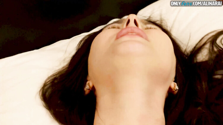 Грабитель дрочит на спящую жену и потом грубо трахает ее