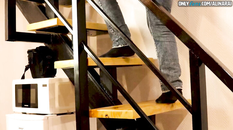 Грабитель дрочит на спящую жену и потом грубо трахает ее