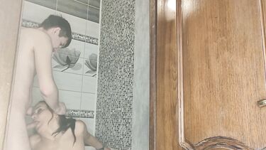 Мать навестила русского сына студента и соблазнила его на секс