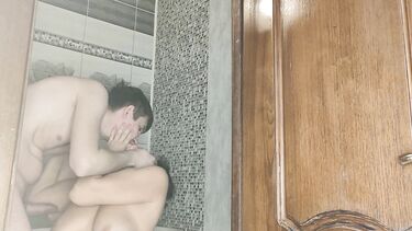 Мать навестила русского сына студента и соблазнила его на секс