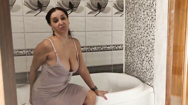 Мать навестила русского сына студента и соблазнила его на секс