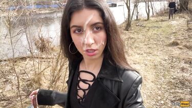 Сосет член в парке и гуляет со спермой на лице