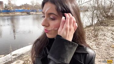 В парке: Сосет член в парке и гуляет со спермой на лице