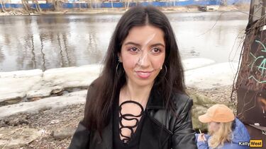 Публичное порно: Сосет член в парке и гуляет со спермой на лице