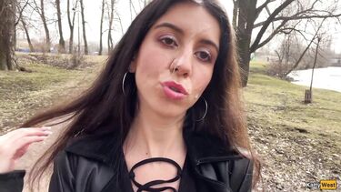 На улице: Сосет член в парке и гуляет со спермой на лице