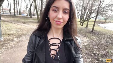 Сосет член в парке и гуляет со спермой на лице