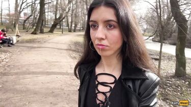 Сосет член в парке и гуляет со спермой на лице