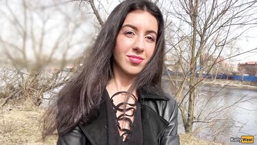 Сосет член в парке и гуляет со спермой на лице