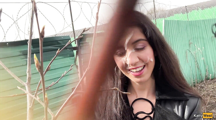 Сосет член в парке и гуляет со спермой на лице