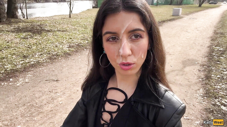 Сосет член в парке и гуляет со спермой на лице