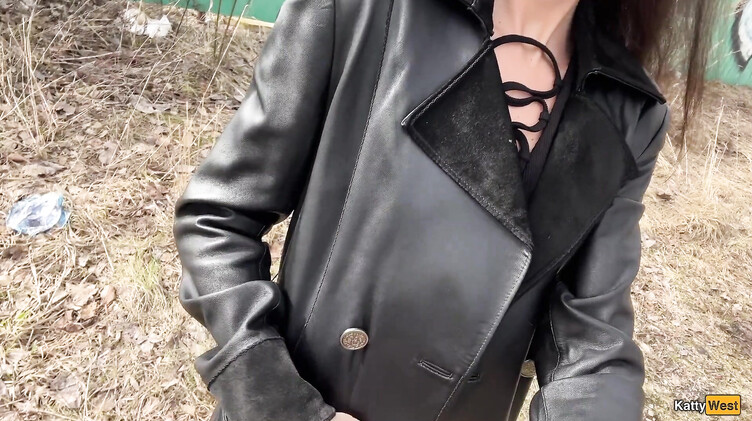 Сосет член в парке и гуляет со спермой на лице