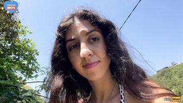 Публичное порно: Кэтти Вест гуляет по пляжу в Таиланде со спермой на лице