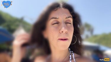 Katty West: Кэтти Вест гуляет по пляжу в Таиланде со спермой на лице