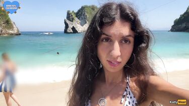 На пляже: Кэтти Вест гуляет по пляжу в Таиланде со спермой на лице