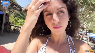 Кэтти Вест гуляет по пляжу в Таиланде со спермой на лице