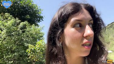 Кэтти Вест гуляет по пляжу в Таиланде со спермой на лице