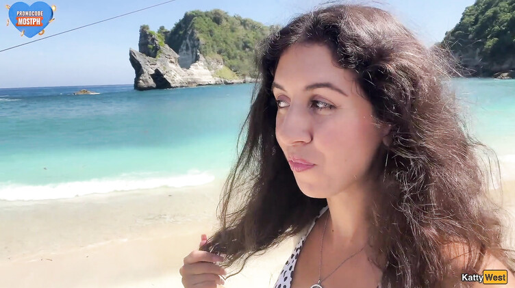 Кэтти Вест гуляет по пляжу в Таиланде со спермой на лице