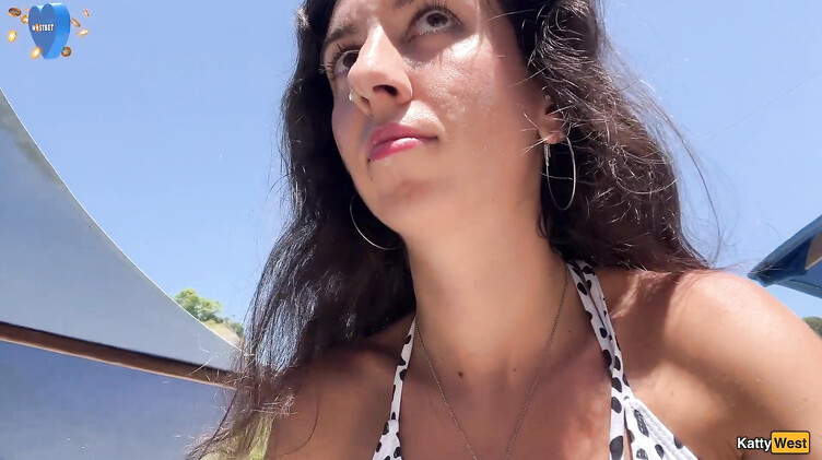 Публичное порно: Кэтти Вест гуляет по пляжу в Таиланде со спермой на лице