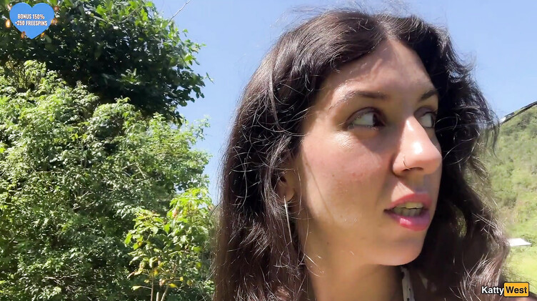 Кэтти Вест гуляет по пляжу в Таиланде со спермой на лице