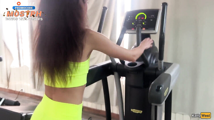 Персональный тренер отодрал спортсменку в спортзале