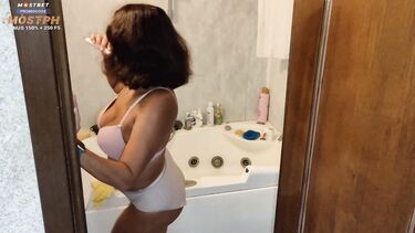 Пасынок кидает две палки зрелой мачехе