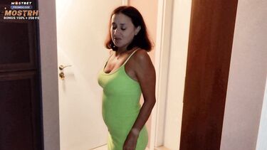 Пасынок кидает две палки зрелой мачехе