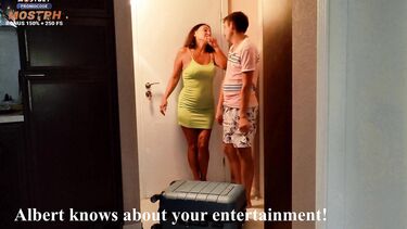 Пасынок кидает две палки зрелой мачехе