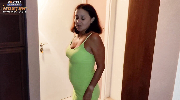 Пасынок кидает две палки зрелой мачехе