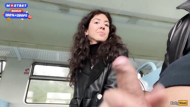 Эксгибиционист залил спермой лицо незнакомки в поезде, поманив ее хуем