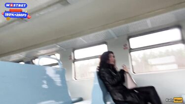 Эксгибиционист залил спермой лицо незнакомки в поезде, поманив ее хуем