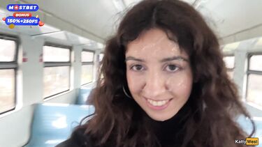 Katty West: Эксгибиционист залил спермой лицо незнакомки в поезде, поманив ее хуем