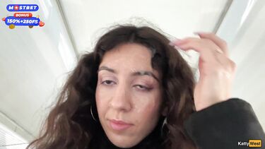 Эксгибиционист залил спермой лицо незнакомки в поезде, поманив ее хуем