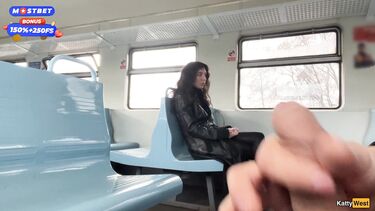 Эксгибиционист залил спермой лицо незнакомки в поезде, поманив ее хуем