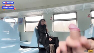 Эксгибиционист залил спермой лицо незнакомки в поезде, поманив ее хуем