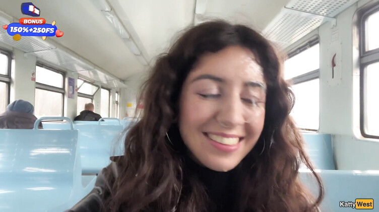 Эксгибиционист залил спермой лицо незнакомки в поезде, поманив ее хуем