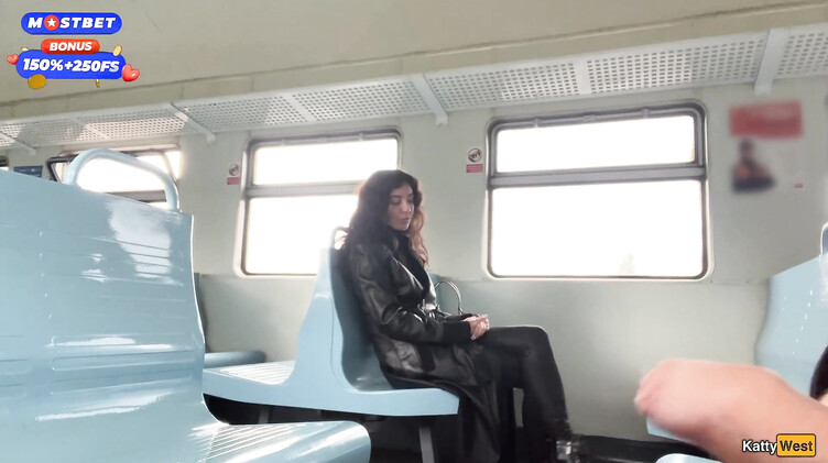 Эксгибиционист залил спермой лицо незнакомки в поезде, поманив ее хуем