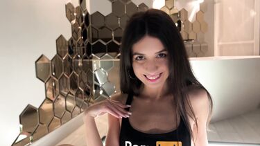 Трое типов ебут двух русских блядей в домашнем ганг банге