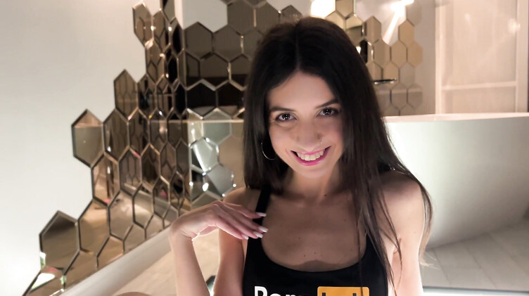 Трое типов ебут двух русских блядей в домашнем ганг банге