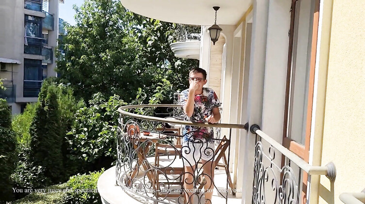 Молодой пранкер дрючит маму друга и заливает буфера кончой