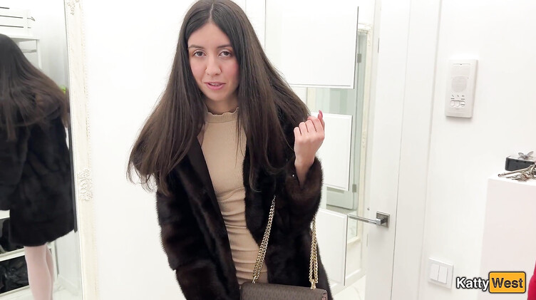 Русская шалава отработала деньги глубоким минетом и пиздой