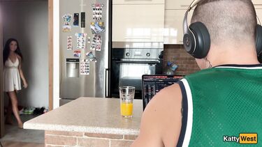 Oliver Strelly: Трахаю жену друга трейдера, пока он торгует на ноутбуке