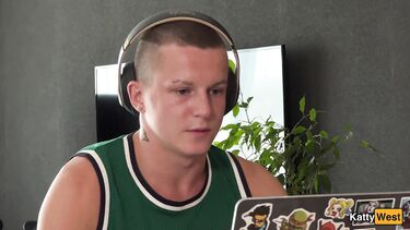 Трахаю жену друга трейдера, пока он торгует на ноутбуке