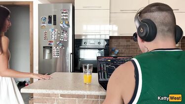 Трахаю жену друга трейдера, пока он торгует на ноутбуке