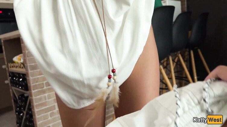 Трахаю жену друга трейдера, пока он торгует на ноутбуке