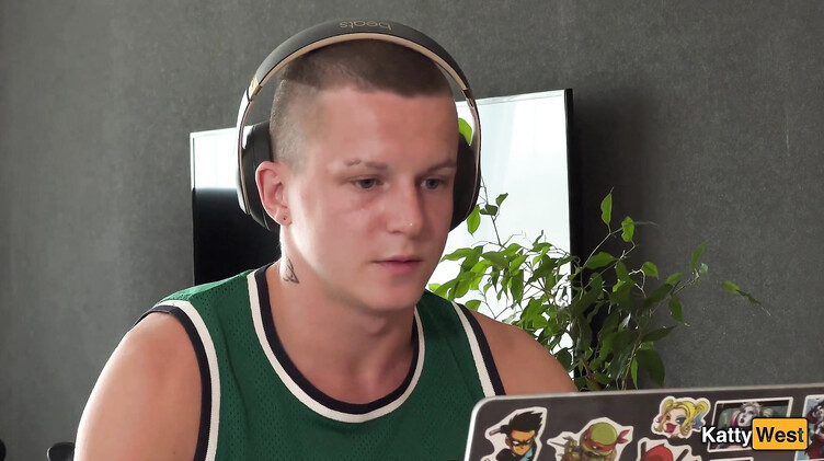 Трахаю жену друга трейдера, пока он торгует на ноутбуке