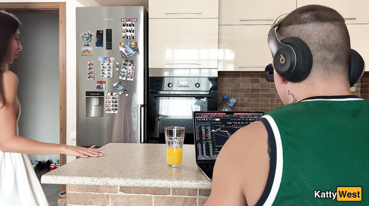 Трахаю жену друга трейдера, пока он торгует на ноутбуке