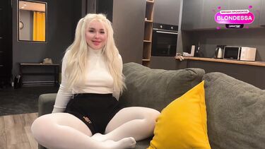 Изращенная сводная сестра тренируется делать минет на члене брата