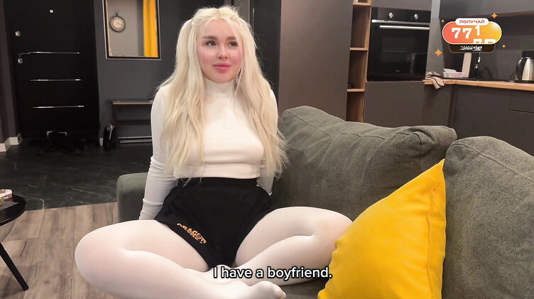 Изращенная сводная сестра тренируется делать минет на члене брата